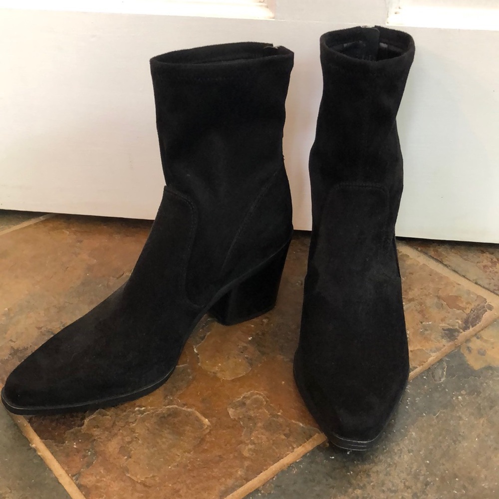 Black suede Naturalizer booties